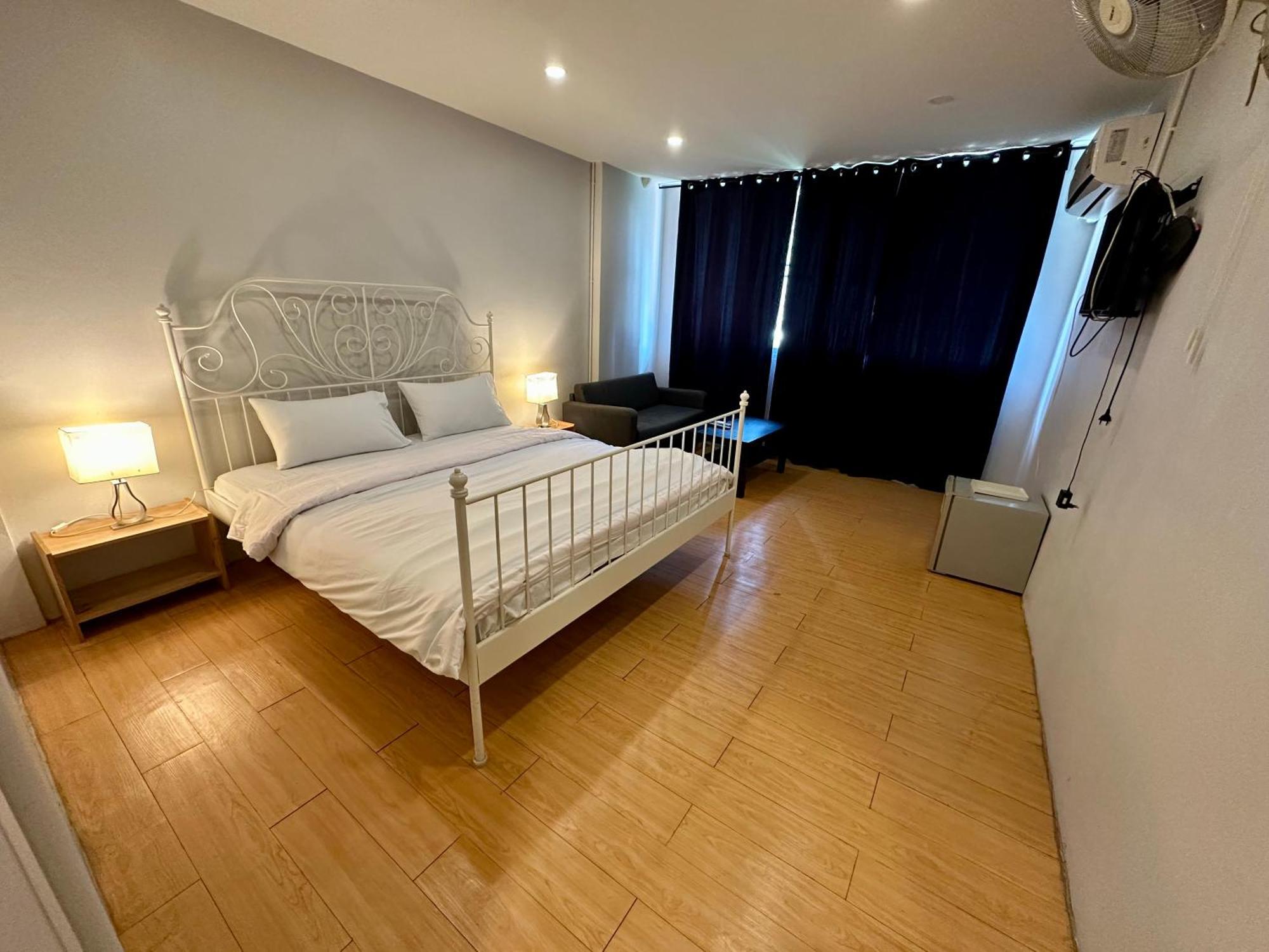 The Cute Silom Hostel Bangkok Exterior photo